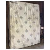 1 LOT QUEEN MATTRESS