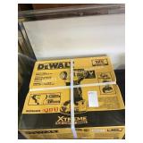 1 LOT DEWALT 12V IMPACT WRENCH KIT (DISPLAY)