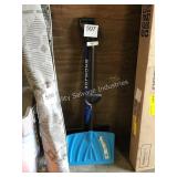 1 LOT 2 SNOW SHOVELS