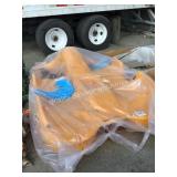 1 LOT FUTURE BEACH WATER BEE PEDDLE BOAT