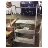 1 LOT 3 STEP LADDER