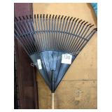 1 LOT GARDEN RAKE