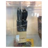 1 LOT LIVING KIT CUTLERY SET W/ BLOCK (DISPLAY)