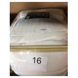 1 LOT QUEEN COMFORTER