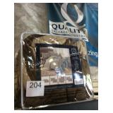 1 LOT QUEEN COMFORTER