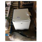 1 LOT SUNBEAM COMPACT REFRIGERATOR