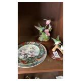 Two small hummingbird figures with two