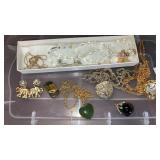 Tray of jewelry chain marked 14kgf pendant