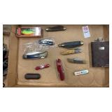 Tray lot of pocket knives, one fishing lure, and
