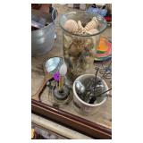 Lot with vase of decorations, kitchen utensils,