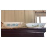 2 vintage casseroles Glasbake & blue floral