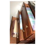 Contents of chest of drawers 176a -3drawers :cast