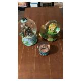 3 snow globes , 2 lg ones are music ones 
1