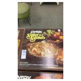 Pyrex baker in a basket 2 qt casserole