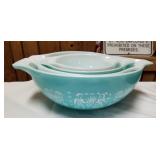 Pyrex nesting bowl set
