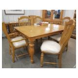 Beautiful like new oak dining table with 2 leafs