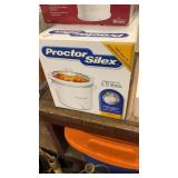 Small Crock pot , gravy mate crock pot