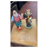 2 Santa Claus figures