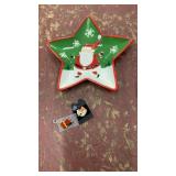 2 ceramic Christmas plates, 2 pins