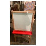 Whiteboard/chalkboard easel