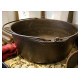 Cast iron dutch oven 8"