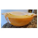 Pyrex 4 nesting mixing  bowls