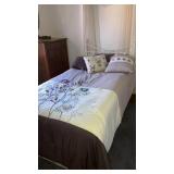Single white bed & bedding set
