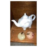 Cordon Bleu elephant teapot, stone apples