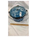 Granite ware pot with lid large swirl