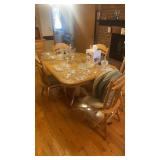 Kitchen table w/leaf 6 chairs and chair pads no