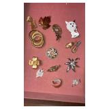 Costume jewelry pins lot