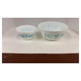Pyrex mixing bowls. 1 1/2 pt and 2 1/2 qt.