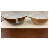 2 Pyrex mixing bowls 4 qt and 2 1/2 qt