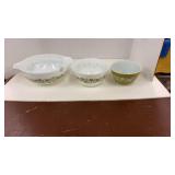 Pyrex mixing bowl set. 2 1-2 qt, 1 1/2 qt and 1