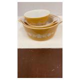 Pyrex ovenware and mixing bowl (4 pcs). 2 1/2 qt,