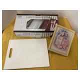Cutting board, plastic cutlery, wall decor
