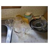 Measuring cups & misc kitchen items
