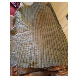 Vintage knotted quilt 70"x80"