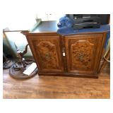 Vintage buffet cabinet with extendable top ** no