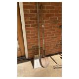 2 Metal shovels