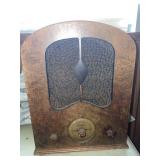 Vintage 1934 Grunow model 460 table radio.