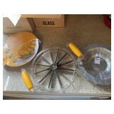 Melon cutter, aluminum dish