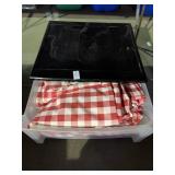 Plastic Drawer with Round Table Cloths for
