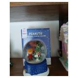 Peanuts snow globe