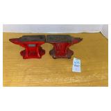 2 cast-iron mini anvils