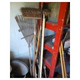 Lot of garden tools, digging bar (bent) etc
