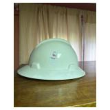 Medium Construction White Hard Hat