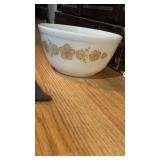 Pyrex butterfly gold. 1.5 qt bowl