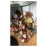 Lot of miscellaneous stuffed bears
