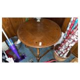 Circular End Table 28in. Diameter NO CONTENTS